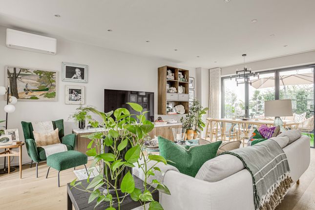 Flat for sale in New Kings Road, Parsons Green