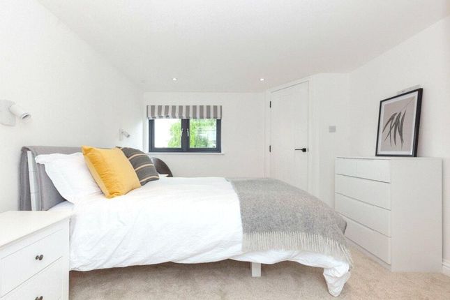 28, Thorney Hedge Road, London photo 5