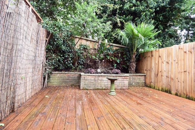 24 Kelvedon Close, Kingston Upon Thames photo 2