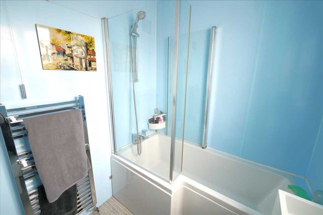 Flat for sale in Strand Parade, The Boulevard, Worthing