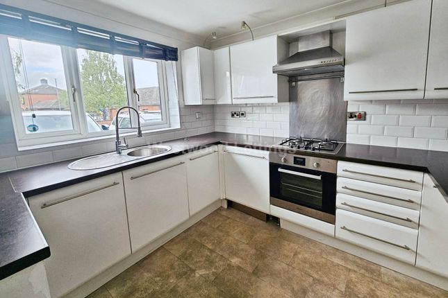102, Portland Street North, Leek photo 3