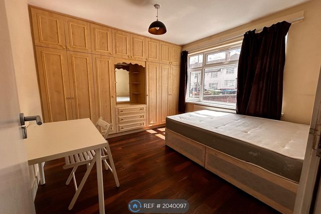 Room to rent in Warren Road, London