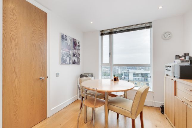 Flat for sale in Westferry Circus, London