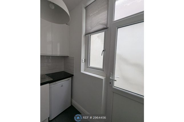 Flat B, Kingsland Road, London photo 3