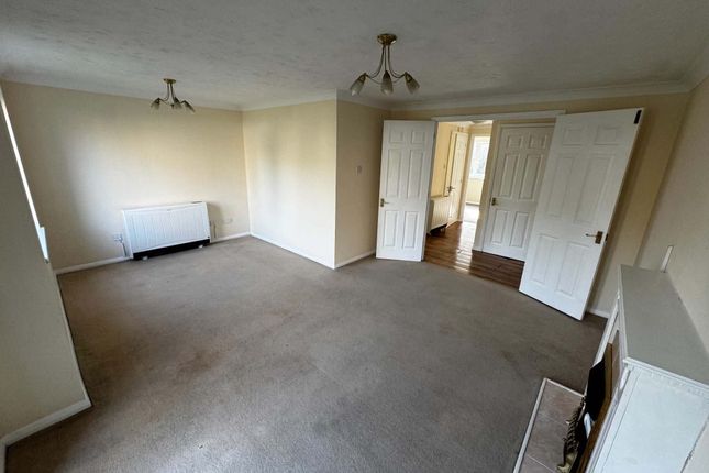 8, TARN HOWES CLOSE, THATCHAM photo 2