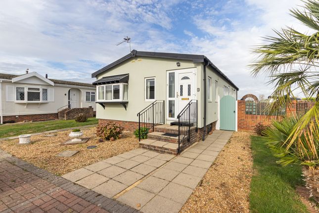 2-bed caravan on Oaktree Close, Pagham, Bognor Regis, £225,000