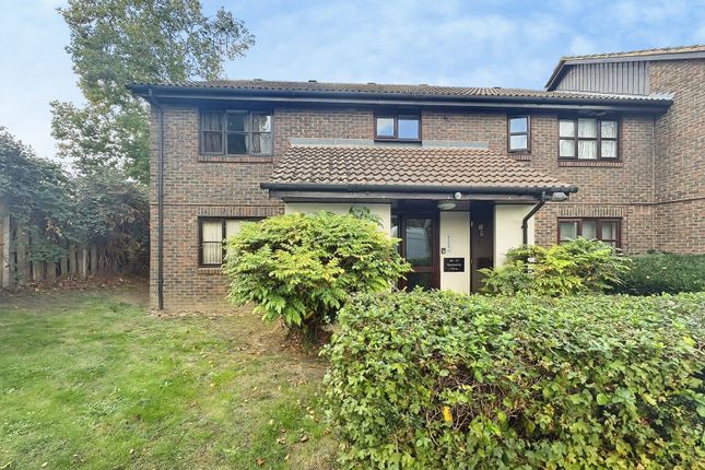 1-bed flat on Sprucedale Close, Swanley, £135,000