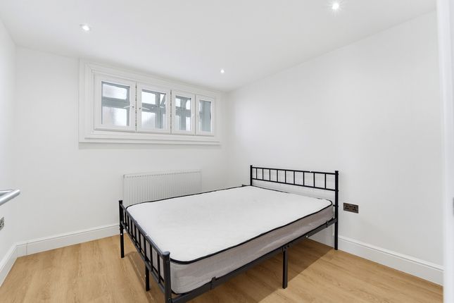 Flat 1, 17, Church Street, Surrey photo 3