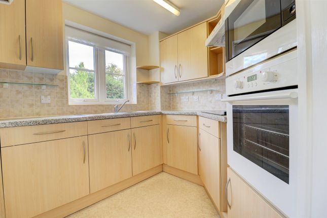18 Hughenden Court,, Penn Road, High Wycombe photo 4