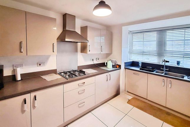90, Burgundy Drive, Hemel Hempstead photo 2