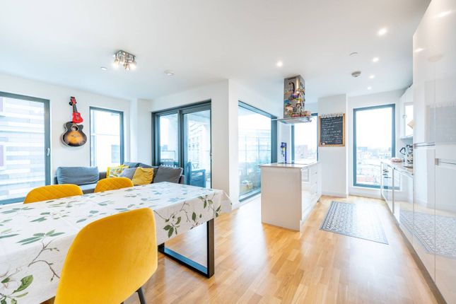 Flat to rent in Legacy Tower, Stratford, London