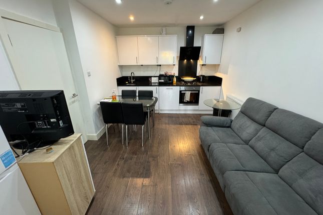 Thumbnail Flat to rent in Clapham Road, London