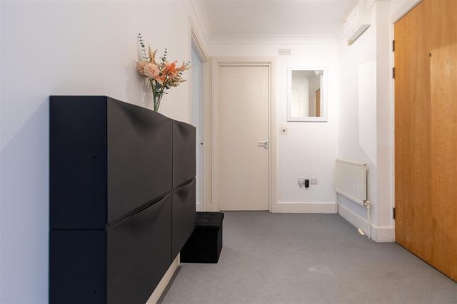 Regent Court, Flat 96, Regent Court, London photo 5