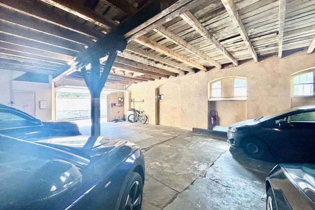 Parking/garage for sale in Cahors, Lot, France