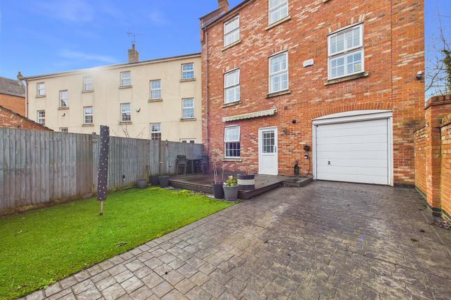 1, Hampden Square, Aylesbury photo 2