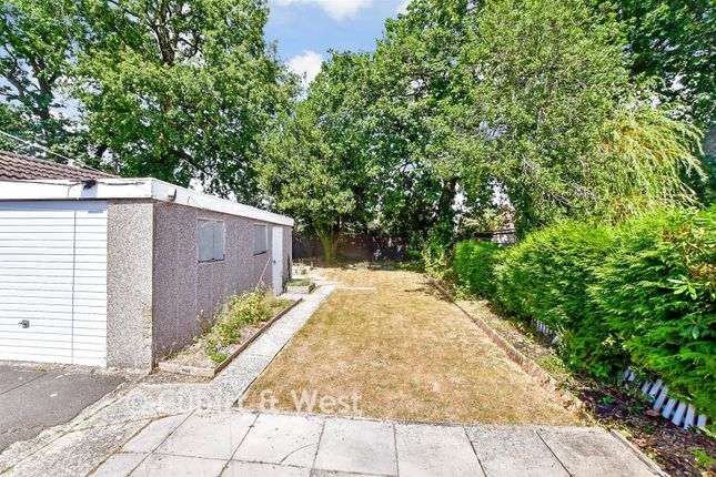 23, Willow Tree Avenue, Waterlooville photo 3