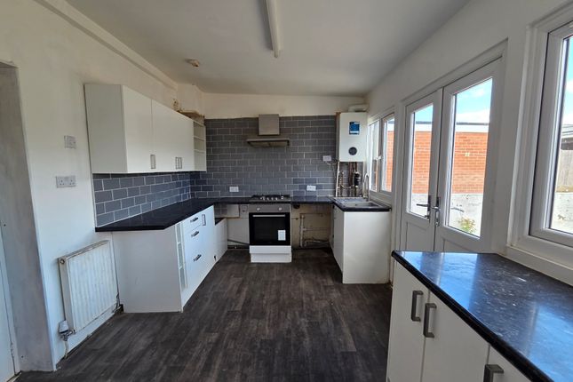 302, LUTON photo 4