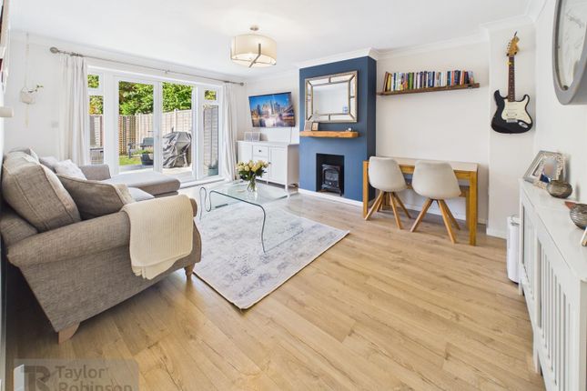 106, Warren Drive, Crawley photo 2