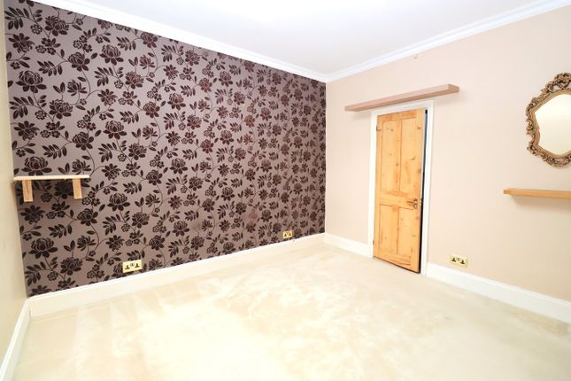 End terrace house for sale in Reading Road, Farnborough