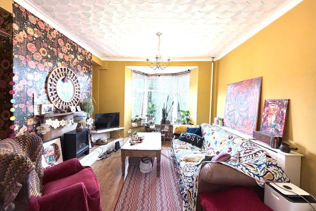 32 Llantrisant Road, Pontypridd photo 4