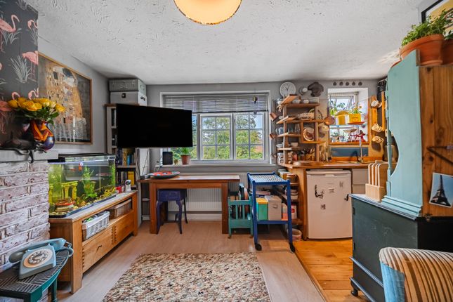 Flat 3, 218, Station Road, Surrey photo 4