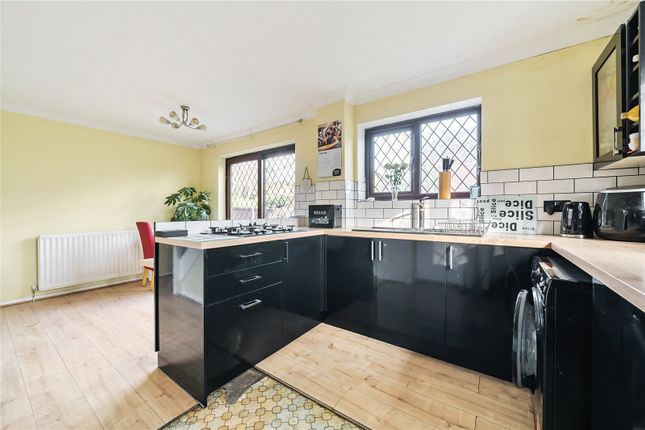 19, Iris Close, Kent photo 4