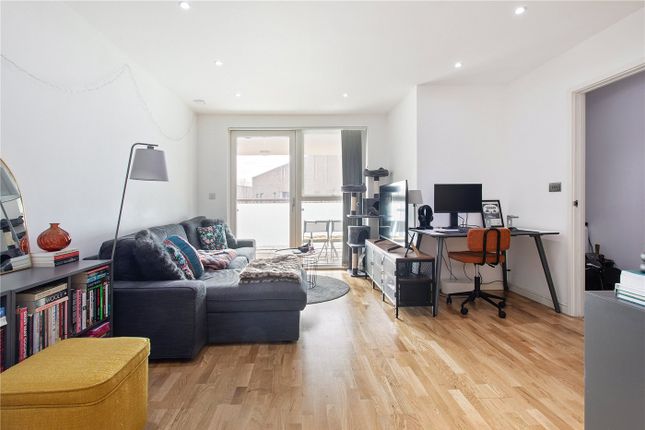 Flat to rent in Tabernacle Gardens, London