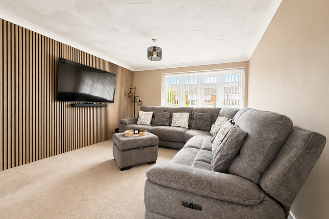 27, Woodberry Drive, Sittingbourne photo 2