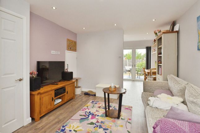 21, Hale Avenue, Milton Keynes photo 4