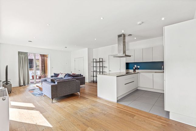 Golden Anchor House, Latimer Square, London photo 4