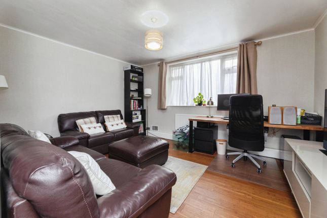 14 Avenue Court,, Claybury Broadway, Ilford photo 2