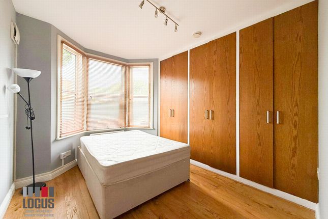 Flat 3 282, Hermitage Road, London photo 4
