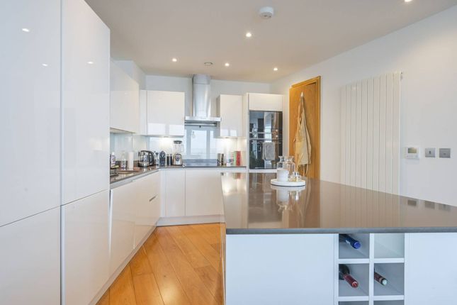 Flat for sale in Crossharbour Plaza E14, Canary Wharf, London,