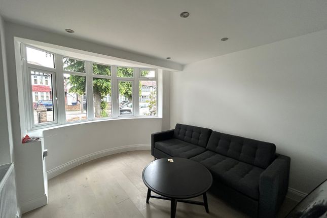 51, Thames Avenue, Greenford photo 3