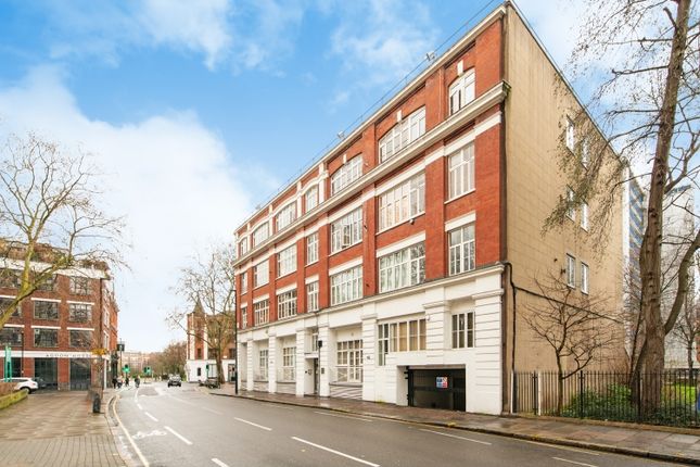 Flat to rent in St. John Street, London