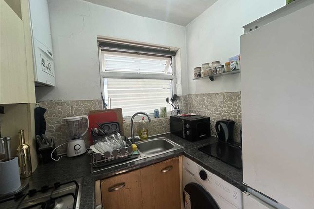 84, Harlington Road West, Feltham photo 3