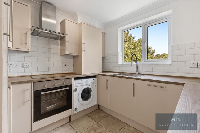 Flat 18 Sanderstead Heights, 3 Addington Road, South Croydon photo 3
