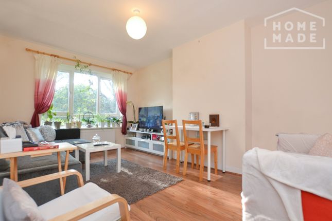 Flat to rent in Strongbow Crescent, Eltham