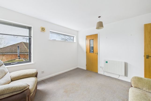 18, Woodley Court, Amersham photo 3