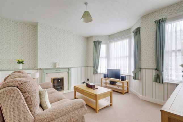 1-bed flat on 14A, Rochford Avenue, Westcliff-on-sea, £180,000