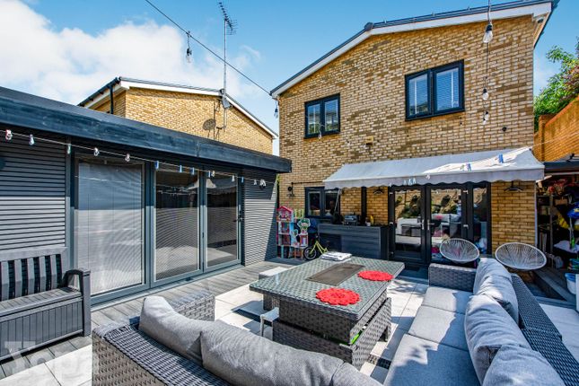 3-bed detached on 10, Brambling Close, Greenhithe, £500,000