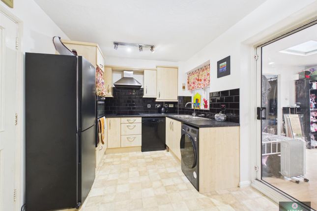 73, Dakin Close, Crawley photo 3