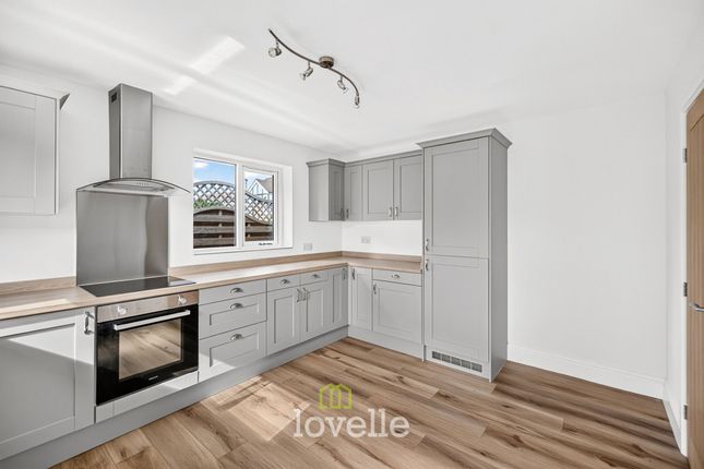 2 Wheatfield Drive, Grimsby photo 4
