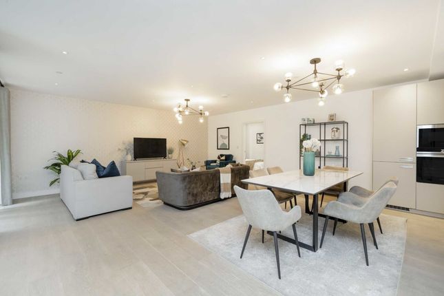 Flat for sale in The Avenue, London
