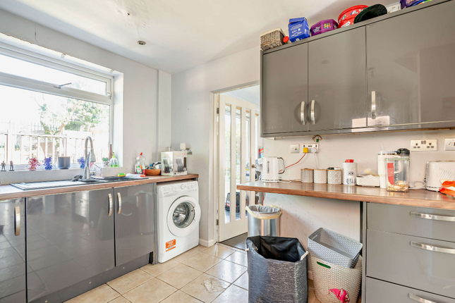 15, Swarcliffe Bank, Leeds photo 4