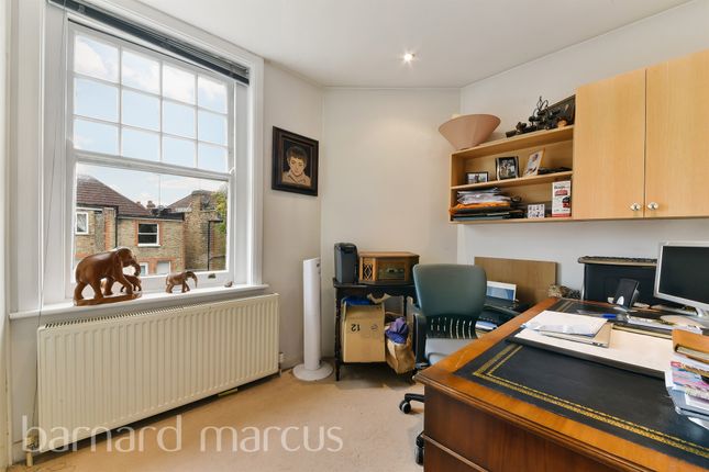 Flat for sale in The Orchard, London