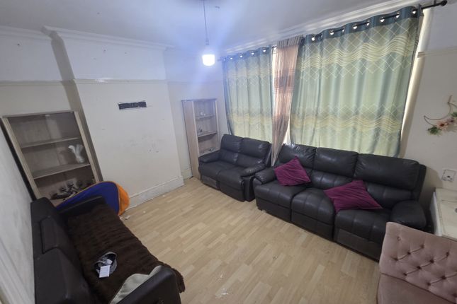 Flat, 55a High Street, Harrow, photo 2