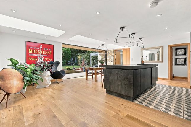 28, Willow Close, Hertfordshire photo 3