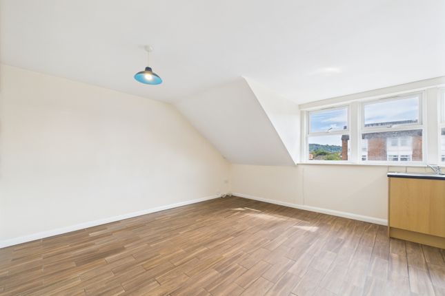 Flat A 86-88, Salisbury Avenue, Cheltenham photo 3