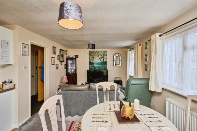 Flat 2, 21, Woodhill Close, Isle of Wight photo 4